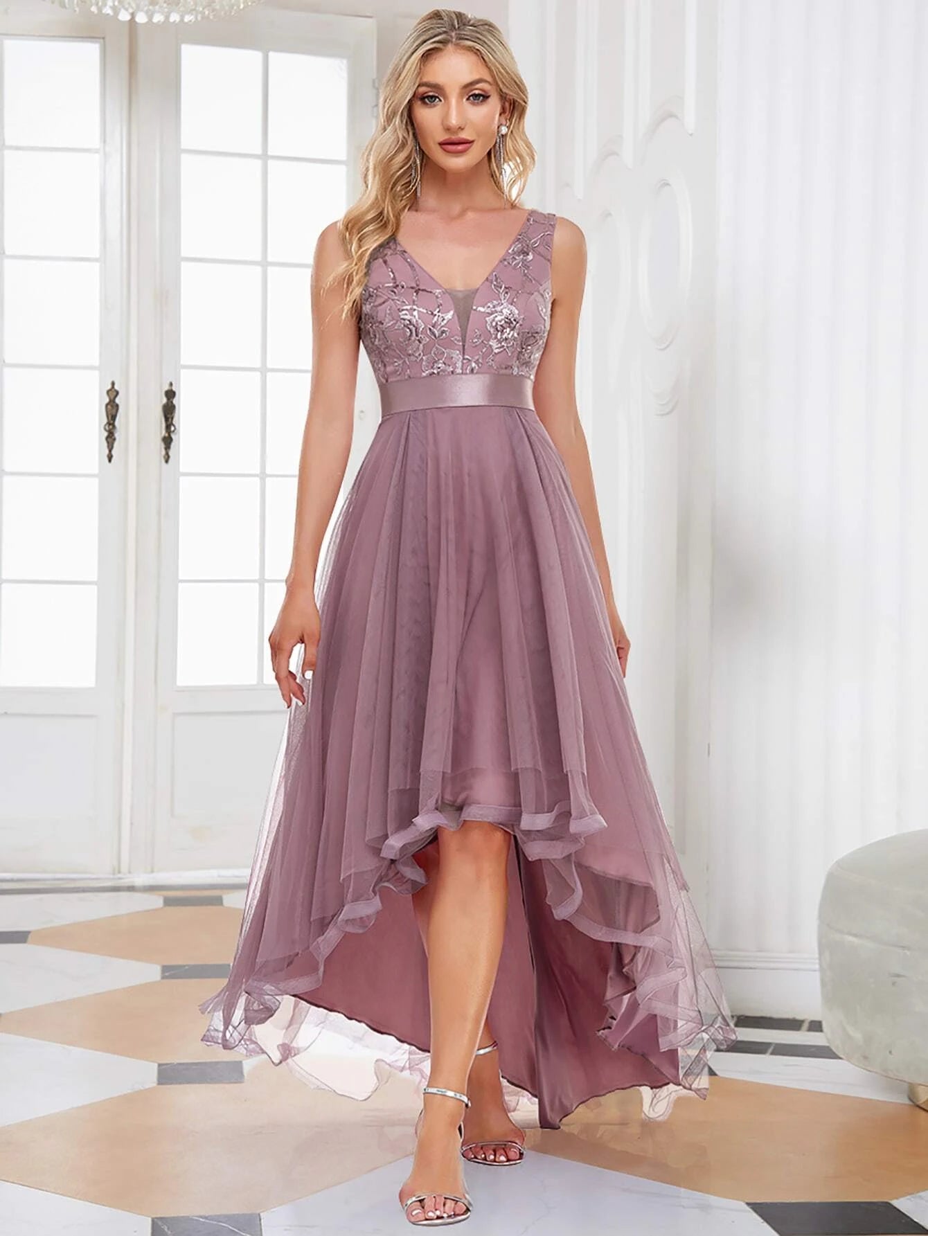 Kleid mit Blumenstickerei und gestuftem Maschensaum