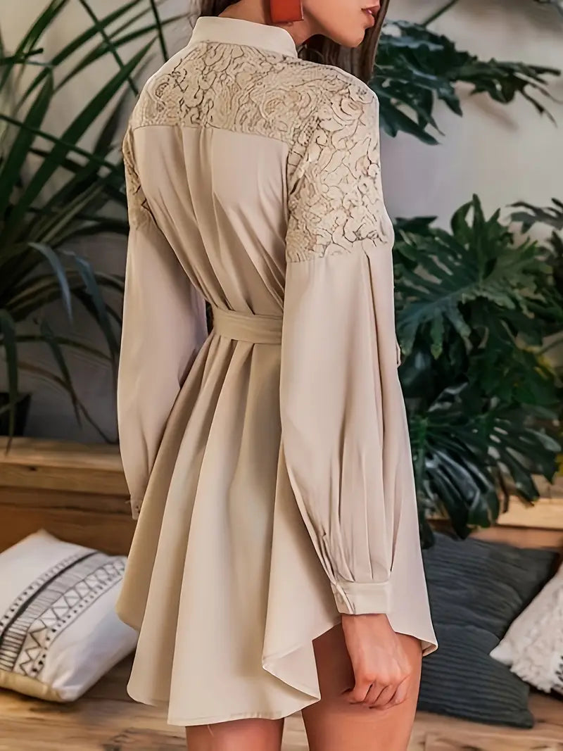 Long-Sleeved Lace Kleid mit Knopfleiste und Taillengürtel – Casual Eleganz