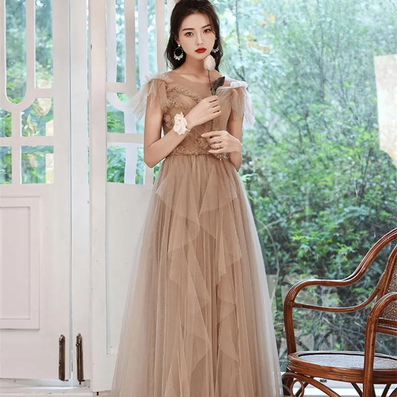 Kurzärmeliges Spitzen-Gitterkleid mit V-Ausschnitt