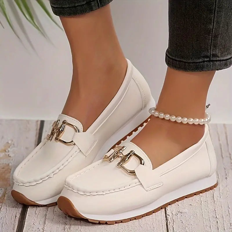 Klassische Slip-On-Loafer mit Metallschnalle