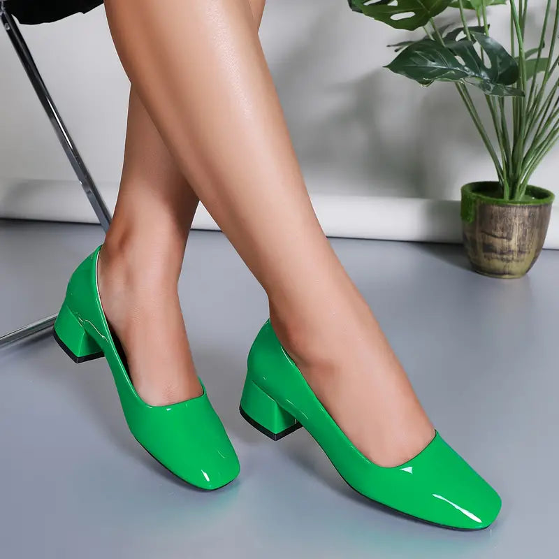Elegante Slip-On-Pumps mit Blockabsatz und quadratischer Zehenpartie in hellen Farben