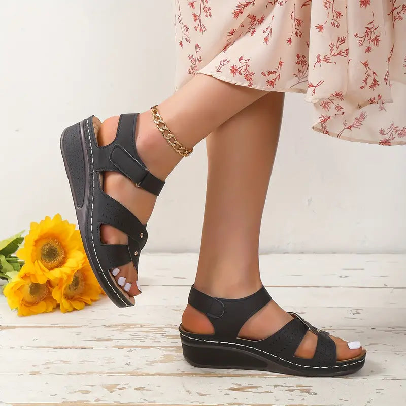Lässige Slingback-Keilsandalen mit Knöchelriemen