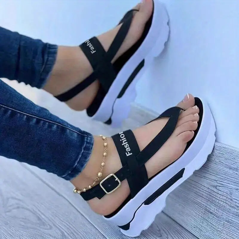 Isana - Slingback-Plateau-Tanga-Sandalen mit Buchstabenschnalle