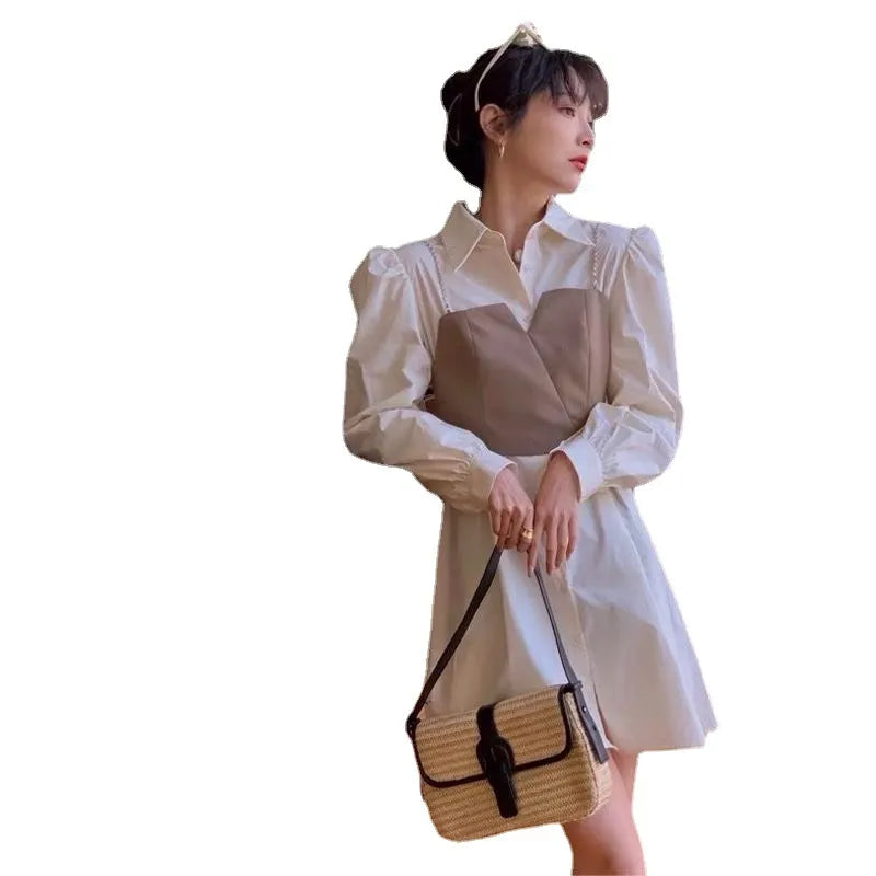 Elegantes langärmeliges Kleid mit Bindegürtel