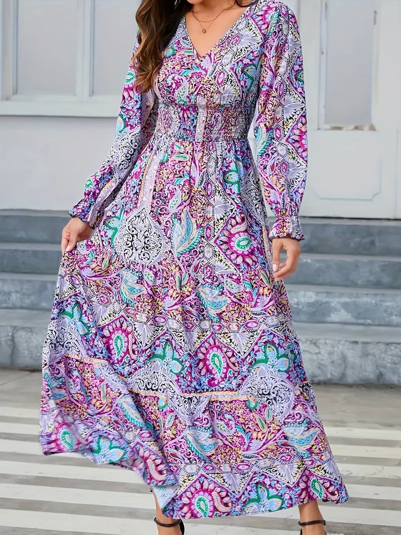 Elegantes Kleid mit geraffter Taille und Paisleymuster