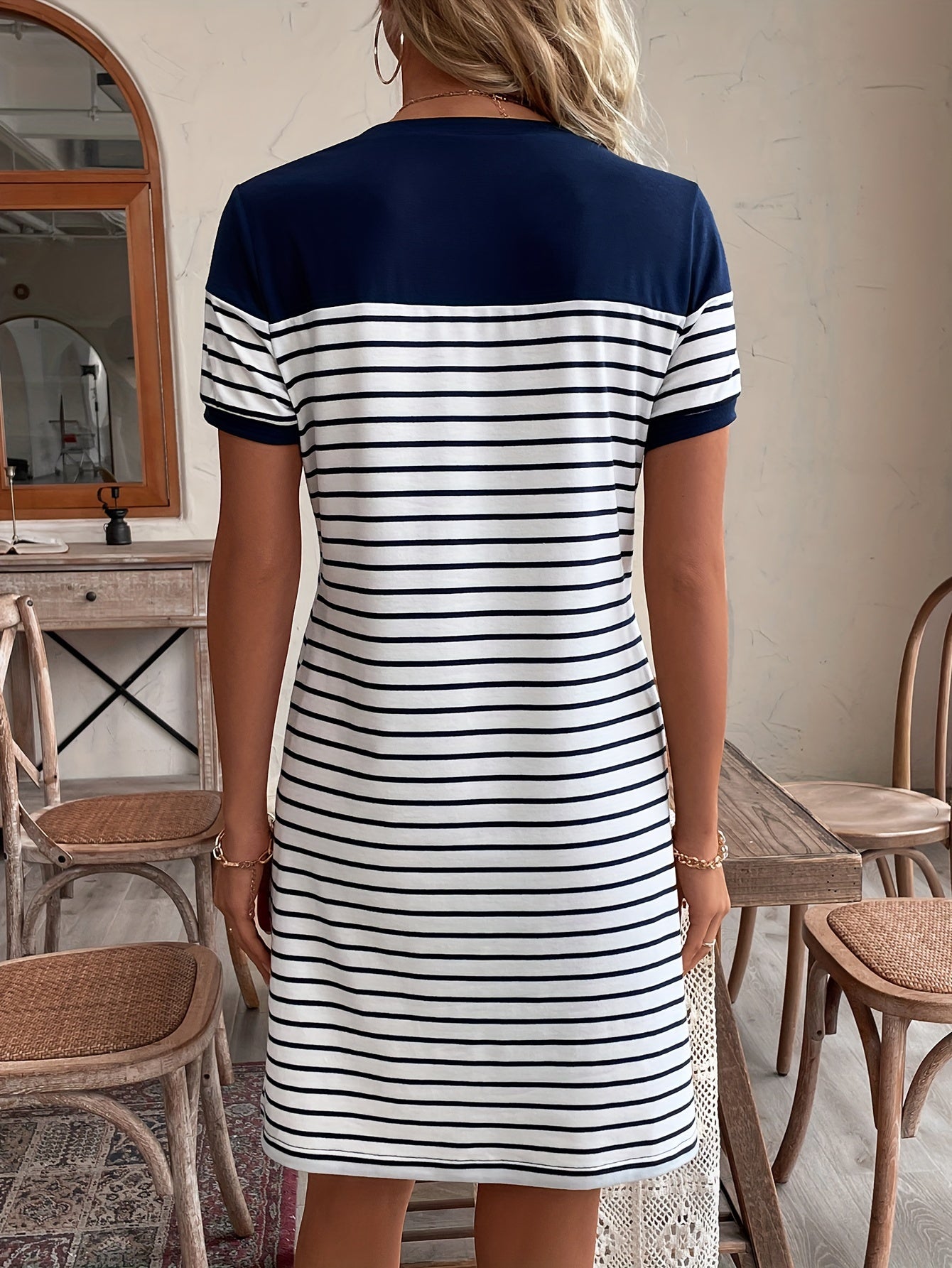 Gestreiftes Kurzarmkleid - Colour Block mit herzförmigem Aufnäher