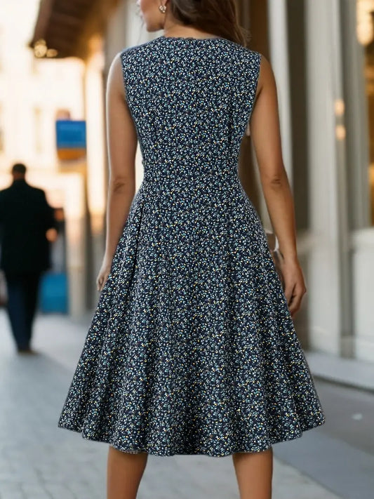 Elegantes ärmelloses plissiertes Kleid mit Blumenmuster und Rundhalsausschnitt