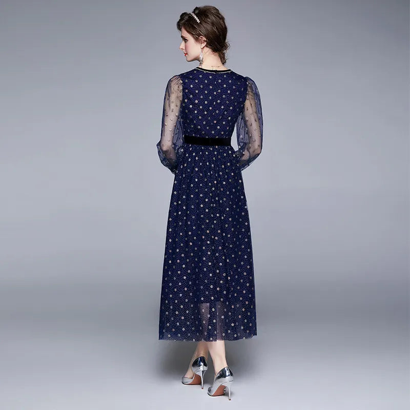 Mesh-Kleid mit kontrastierenden Pailletten und Gürtel