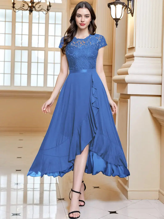 Kleid mit Rüschenbesatz und Spitzenbesatz