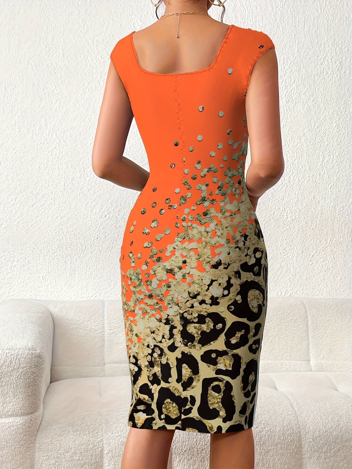 Langes, tailliertes Kleid in Koralle mit Panther und Blumen