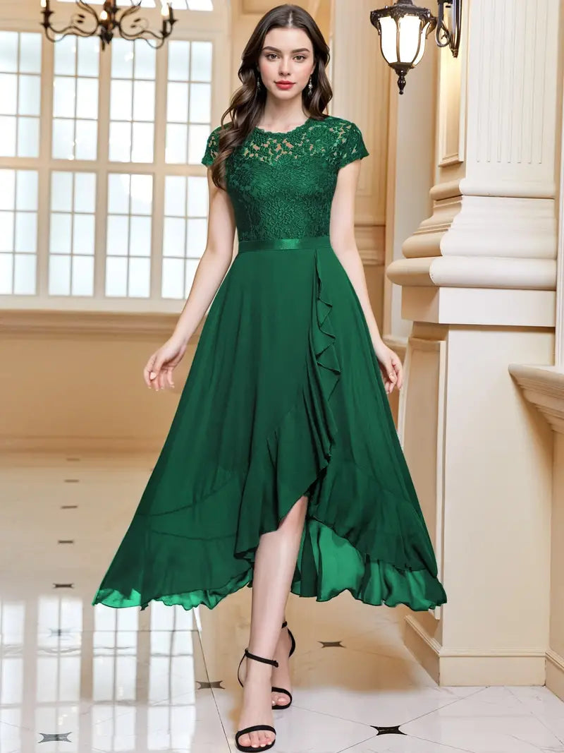 Kleid mit Rüschenbesatz und Spitzenbesatz