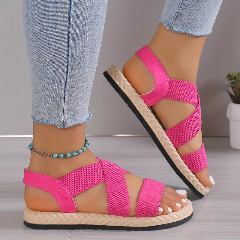 Solide, bequeme, flache Sandalen mit elastischem Riemen