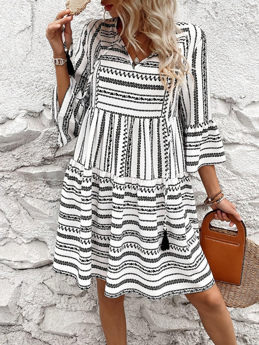 Gestreiftes Sommerkleid – Knielanges A-Linien-Kleid mit V-Ausschnitt & 3/4-Ärmeln