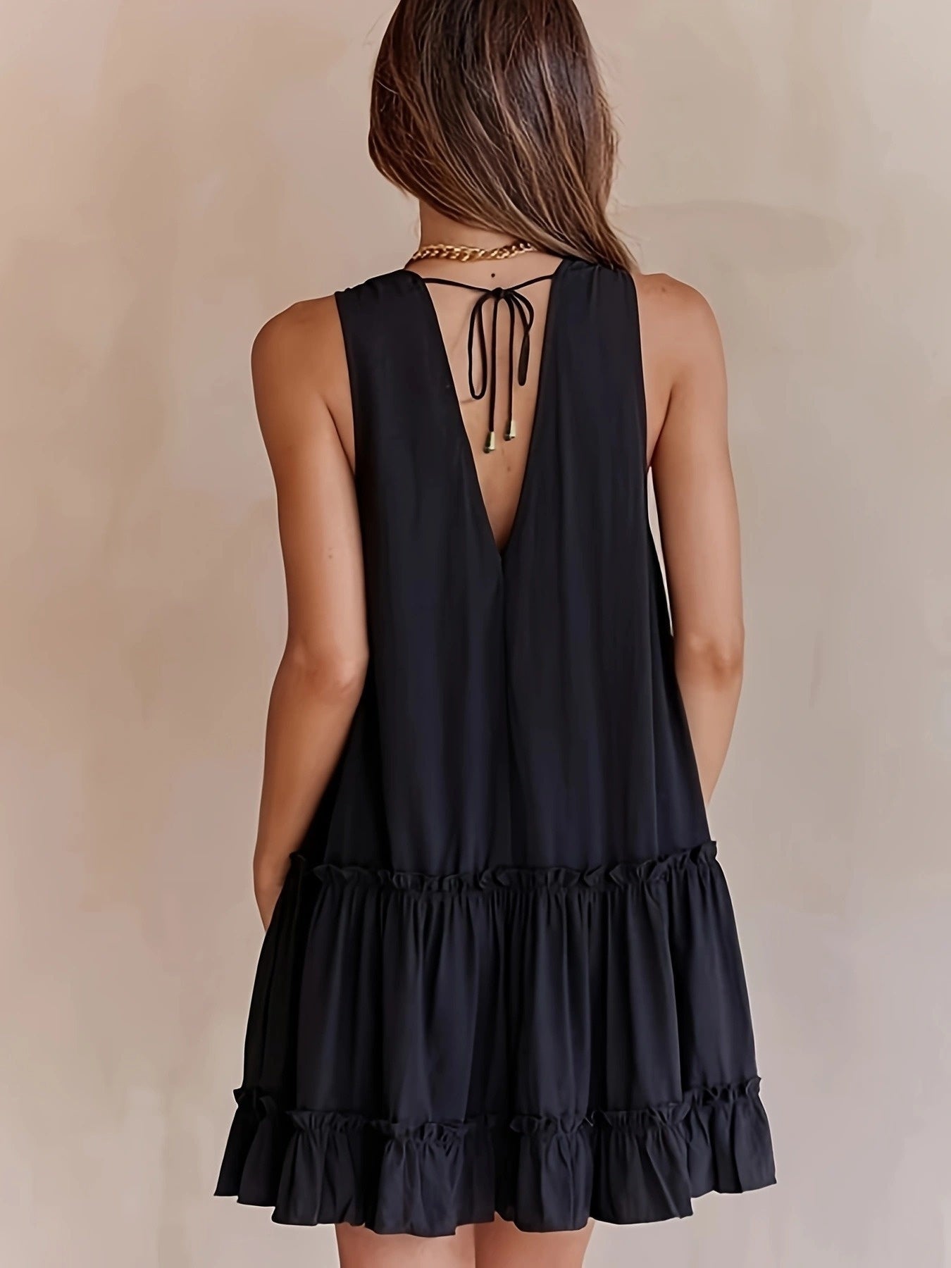 Elegantes Schwarzes A-Linien-Kleid mit Rosen und halbtransparenten Ärmeln