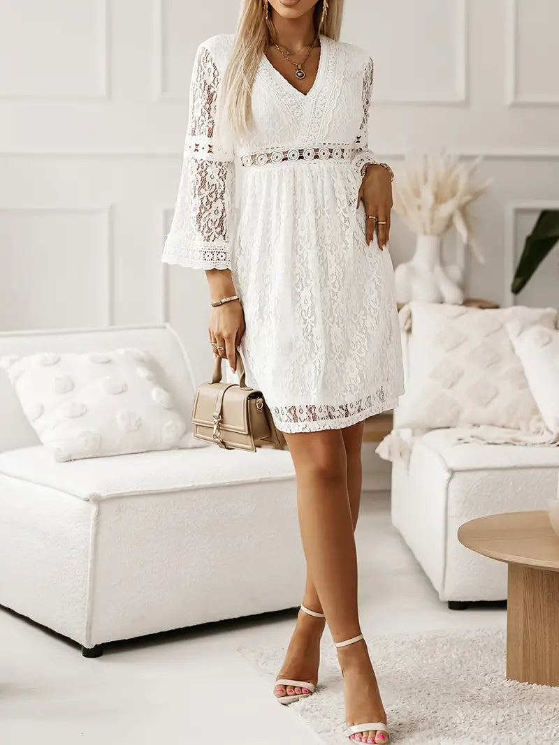 Elegantes Kleid mit kontrastierender Spitze und V-Ausschnitt