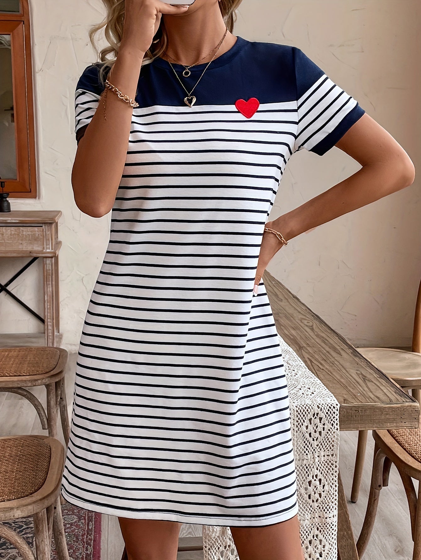 Gestreiftes Kurzarmkleid - Colour Block mit herzförmigem Aufnäher