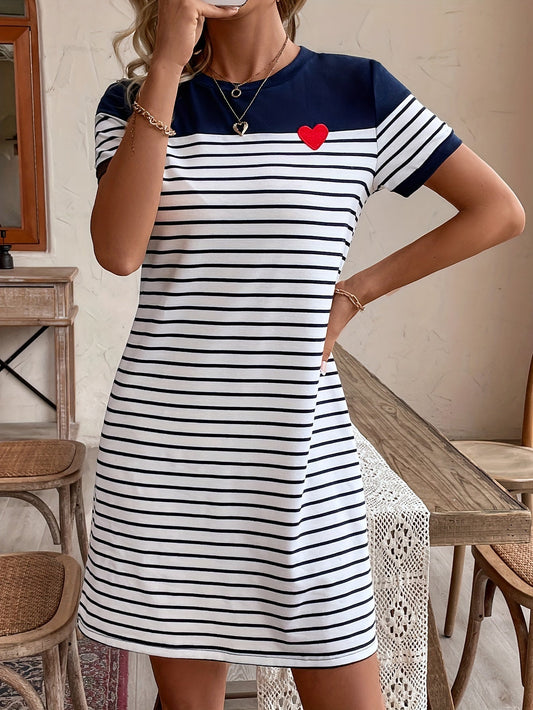 Gestreiftes Kurzarmkleid - Colour Block mit herzförmigem Aufnäher