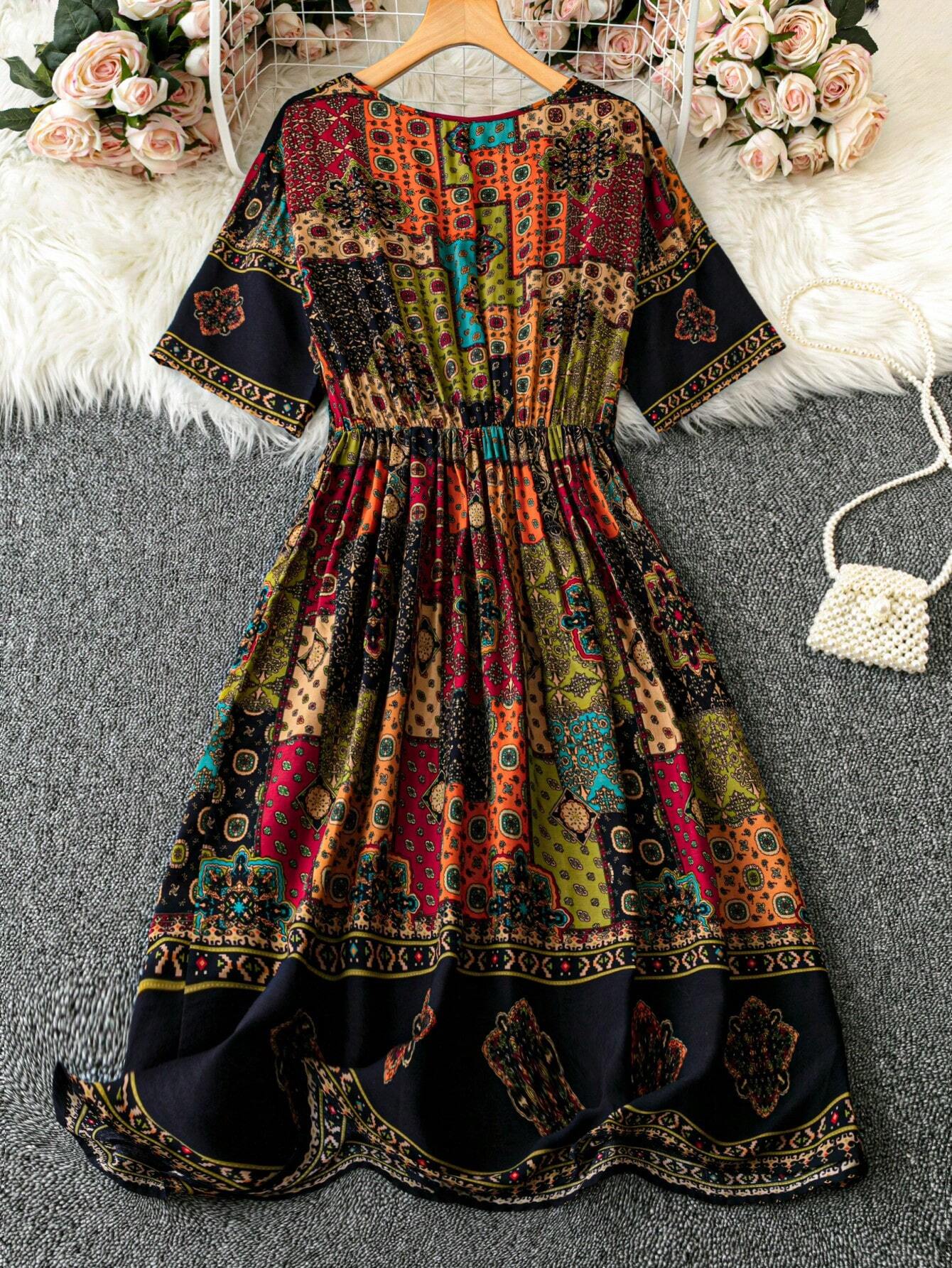 Klassisches böhmisches Patchwork-Kleid mit V-Ausschnitt