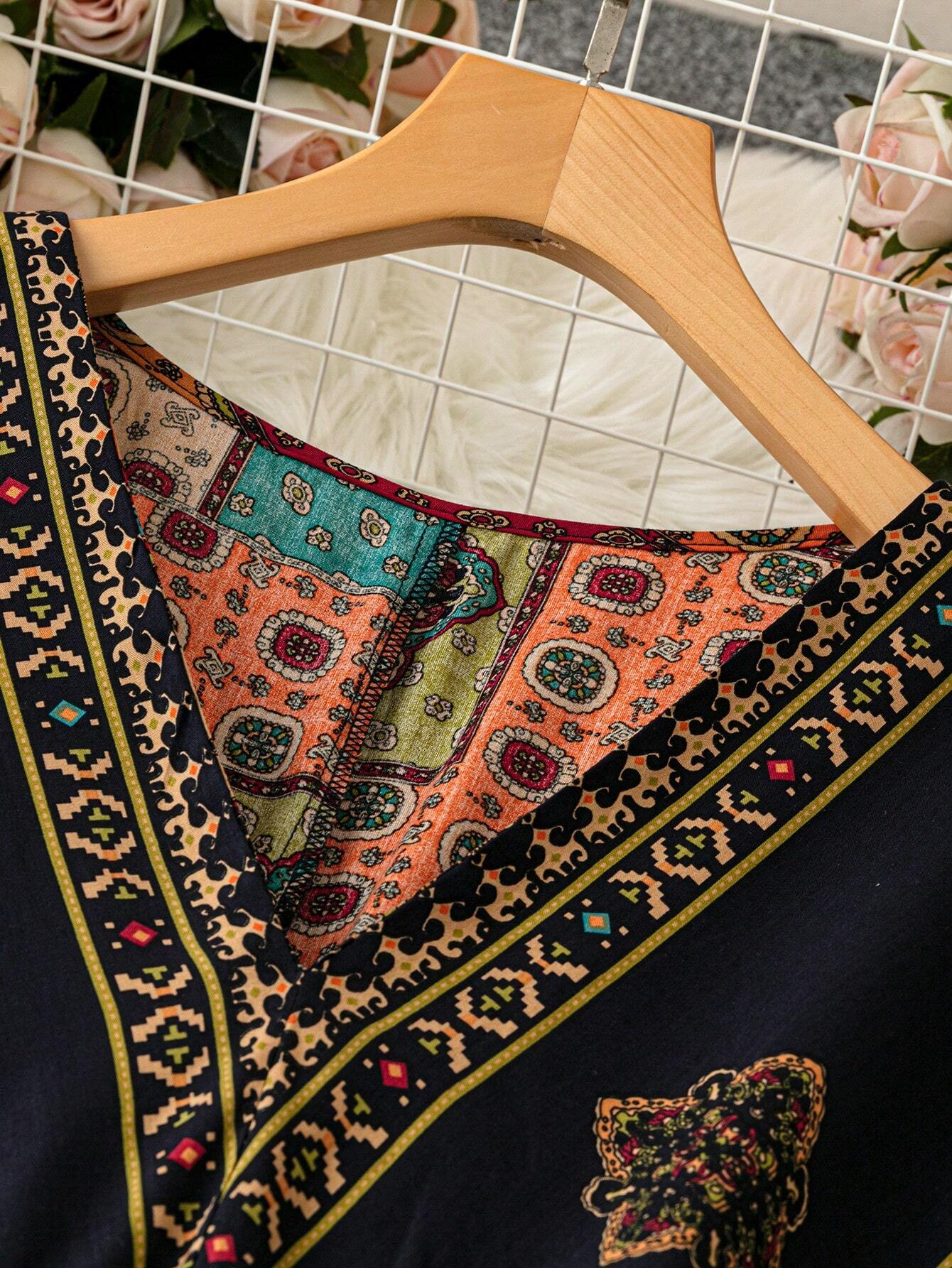 Klassisches böhmisches Patchwork-Kleid mit V-Ausschnitt