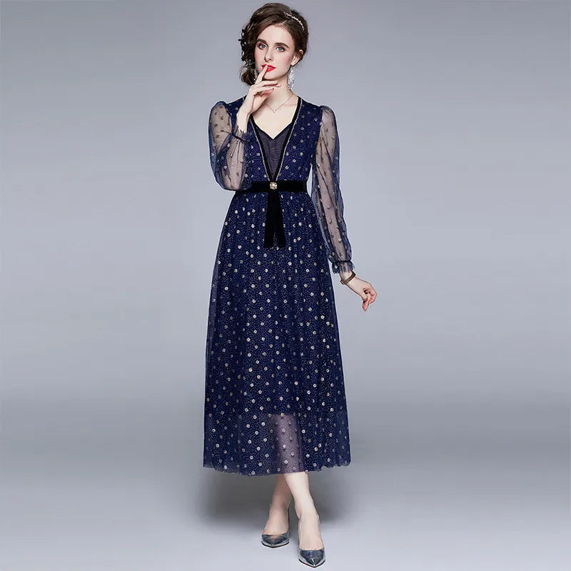 Mesh-Kleid mit kontrastierenden Pailletten und Gürtel