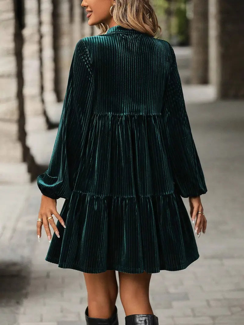 Modernes, feminines Kleid mit gerafftem Saum und Laternenärmeln mit Knopfleiste