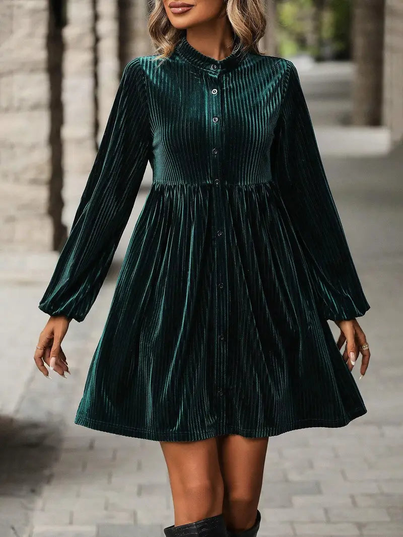 Modernes, feminines Kleid mit gerafftem Saum und Laternenärmeln mit Knopfleiste