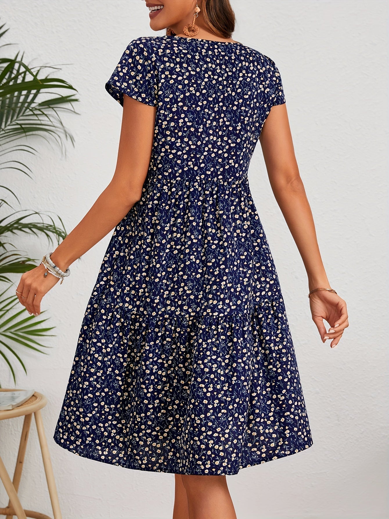 Leichtes Vintage-Kleid – Blumendruck, Kurzarm, Rundhalsausschnitt, feminines Sommerkleid