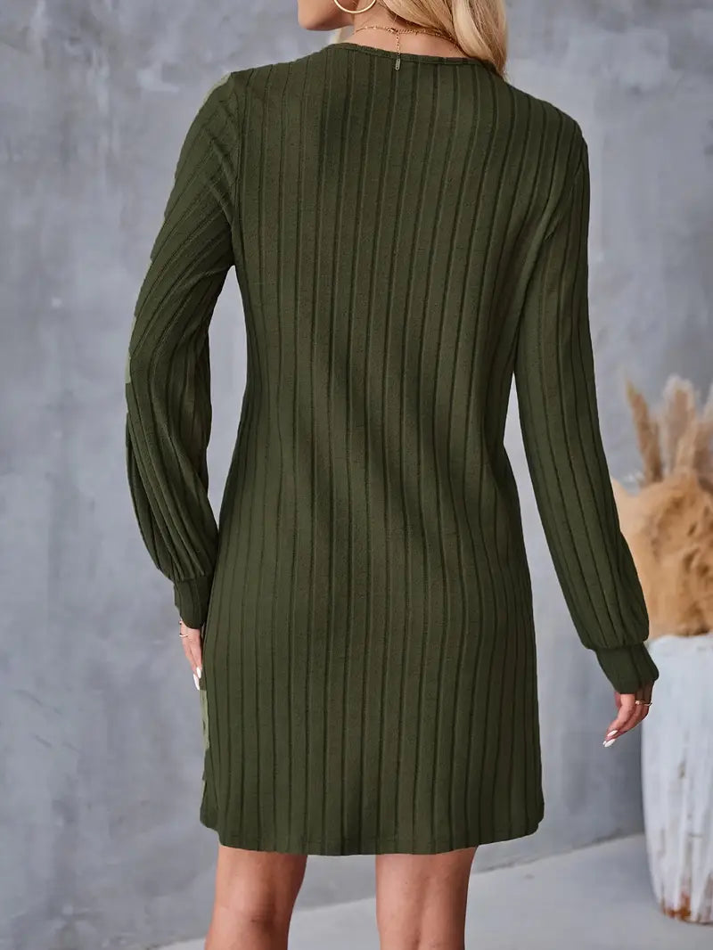Elegantes V-Ausschnitt-Rippenkleid – Langarm mit Knopf-Detail