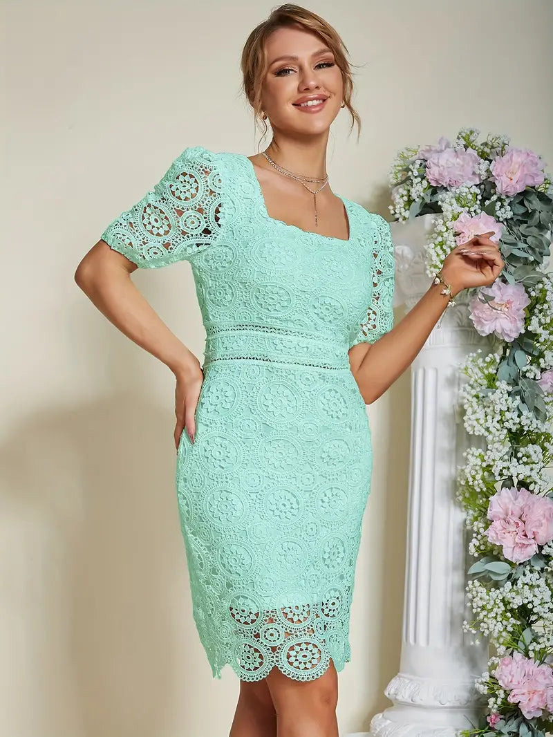 Etuikleid mit quadratischem Ausschnitt und Spitze