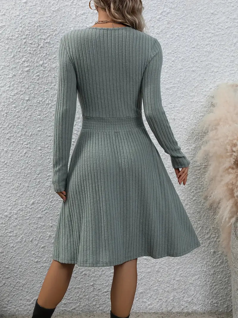 Elegantes Strickkleid mit Taillenraffung – Crew-Neck, Knielang