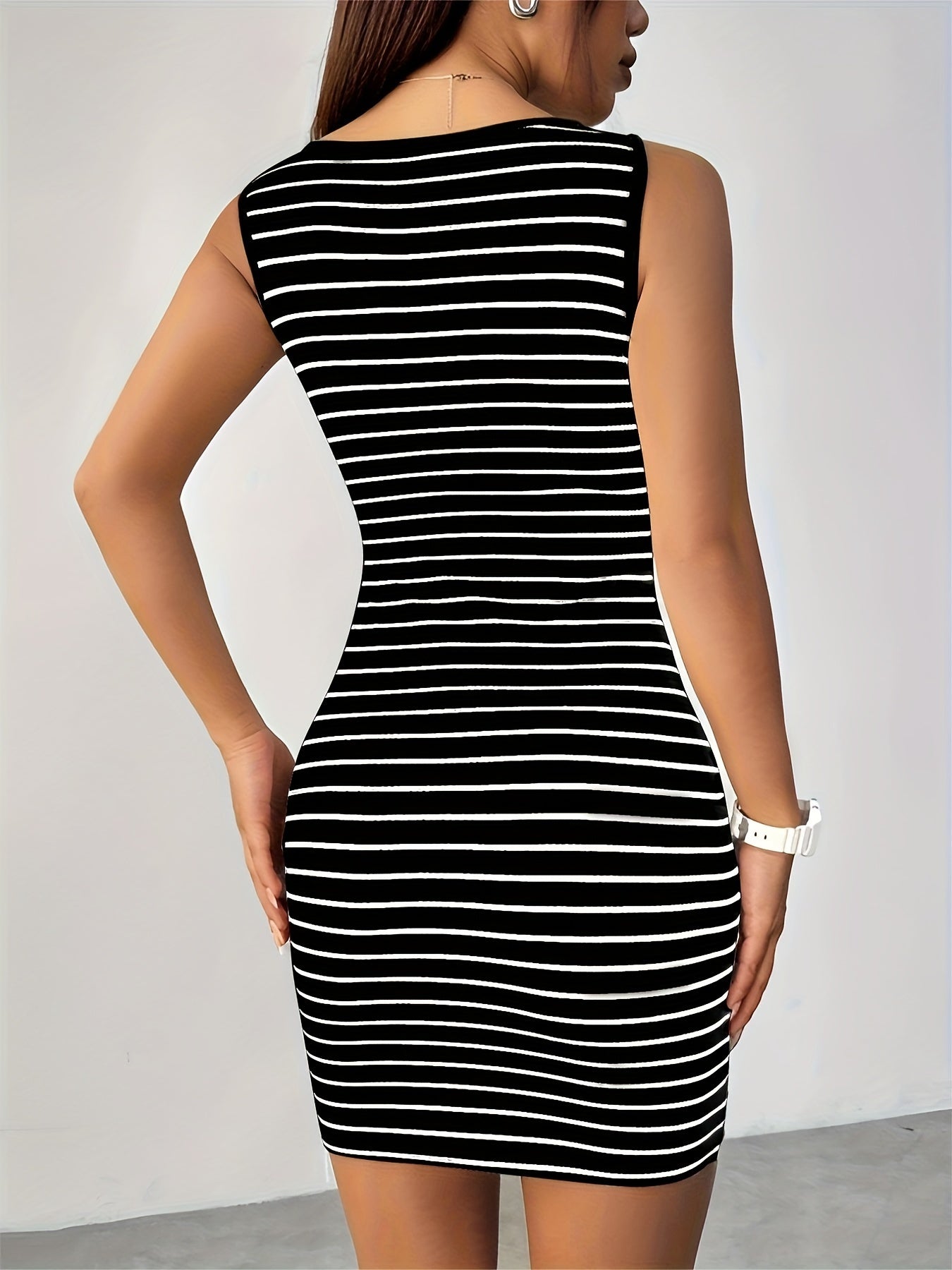 Gestreiftes Sommerkleid – Ärmellos, Knopfleiste, Knielang & Bequem