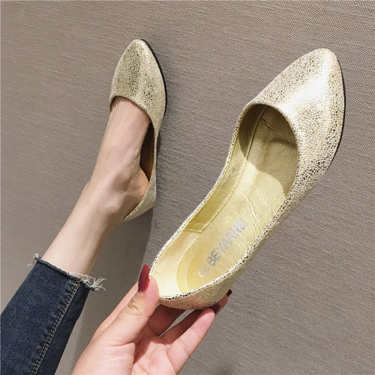 Elegante Low-Top-Schuhe mit spitzer Zehenpartie und V-Mund-Design