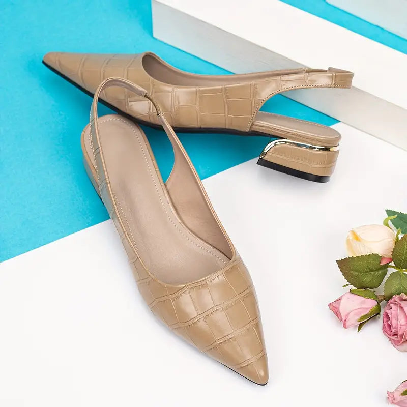 Klobige Slingback-Sandalen mit niedrigem Absatz und spitzer Zehenpartie