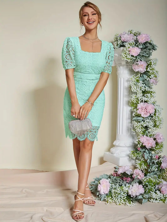 Etuikleid mit quadratischem Ausschnitt und Spitze