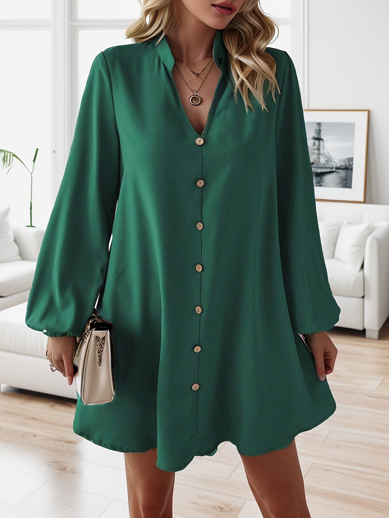 Schickes langärmeliges Kleid mit Ausschnitt