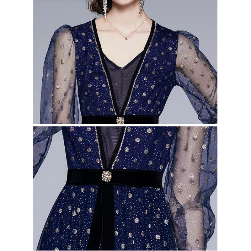 Mesh-Kleid mit kontrastierenden Pailletten und Gürtel