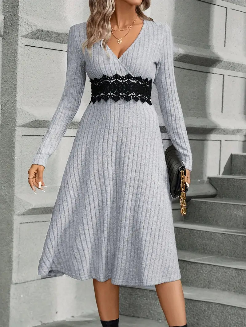 Elegantes Damen Langarm Strickkleid mit Kontrastspitze