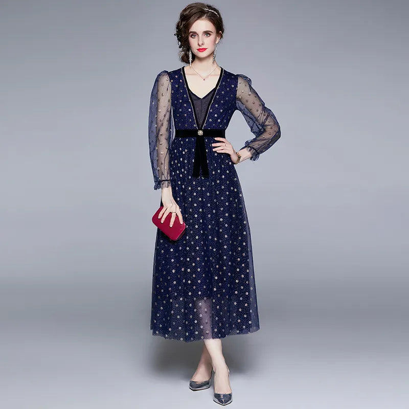 Mesh-Kleid mit kontrastierenden Pailletten und Gürtel