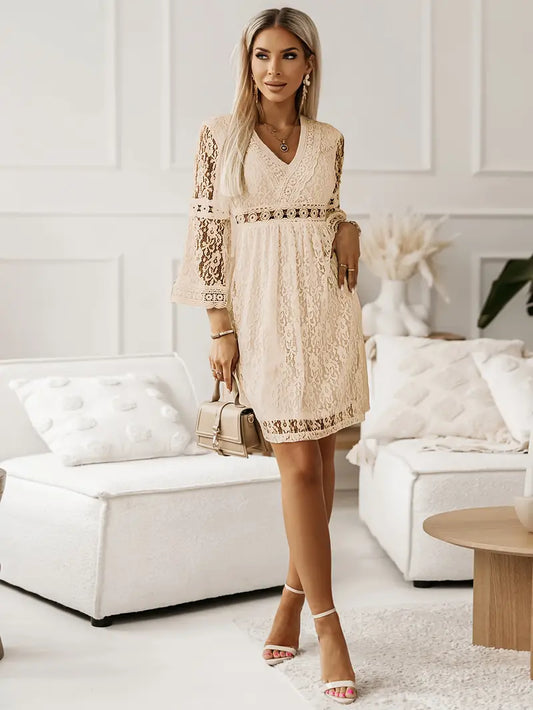 Elegantes Kleid mit kontrastierender Spitze und V-Ausschnitt