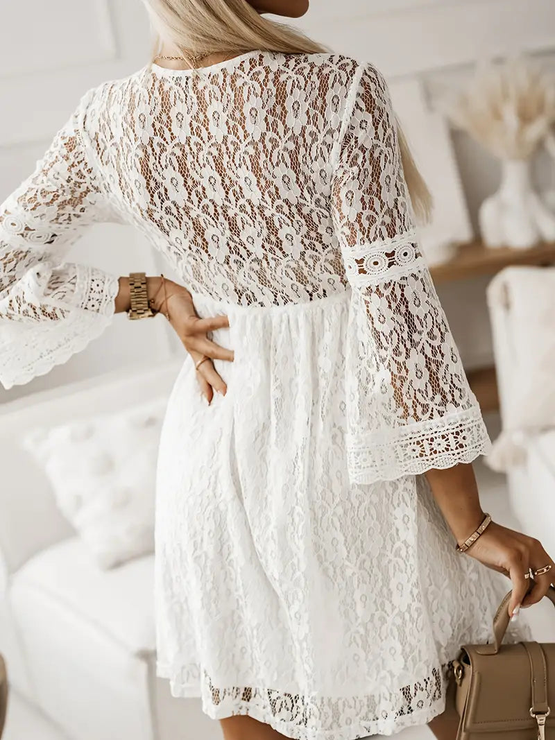 Elegantes Kleid mit kontrastierender Spitze und V-Ausschnitt