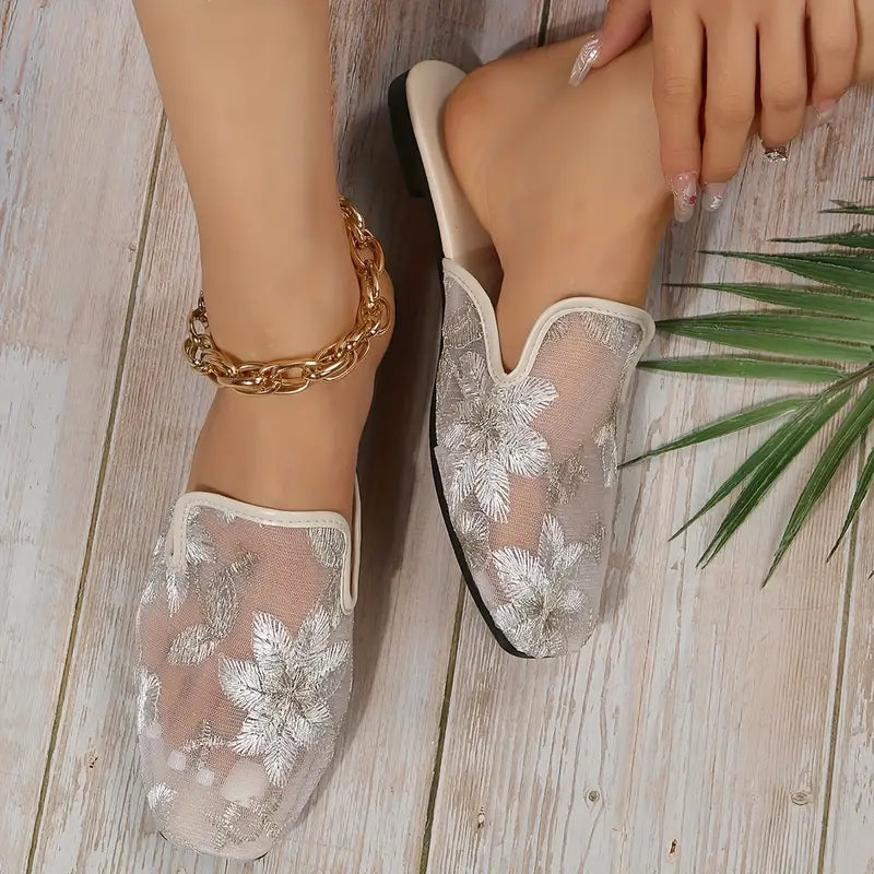 Elegante, bestickte Slipper zum Hineinschlüpfen