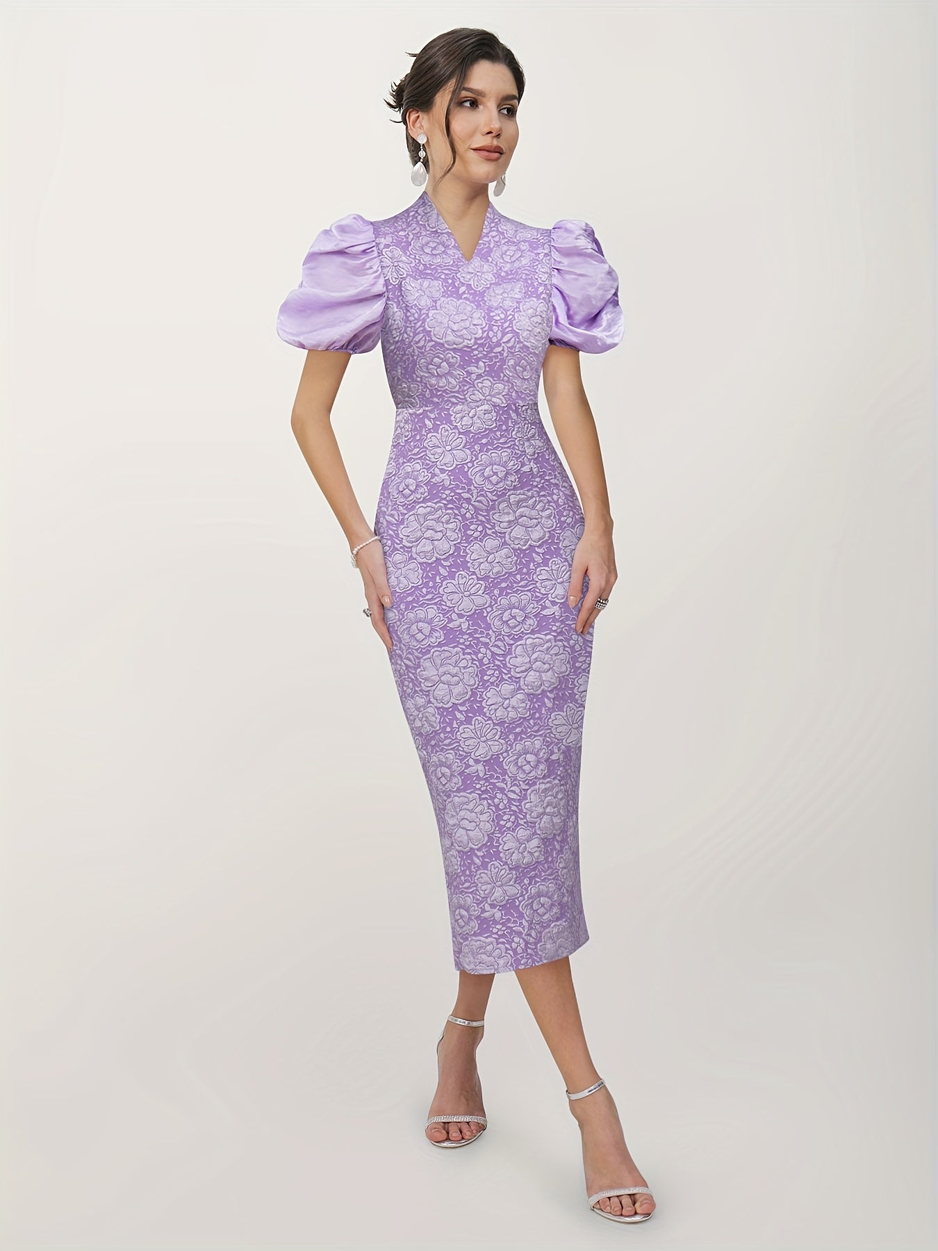 Elegantes Bodycon Kleid mit kurzen Ärmeln - floraler V-Ausschnitt