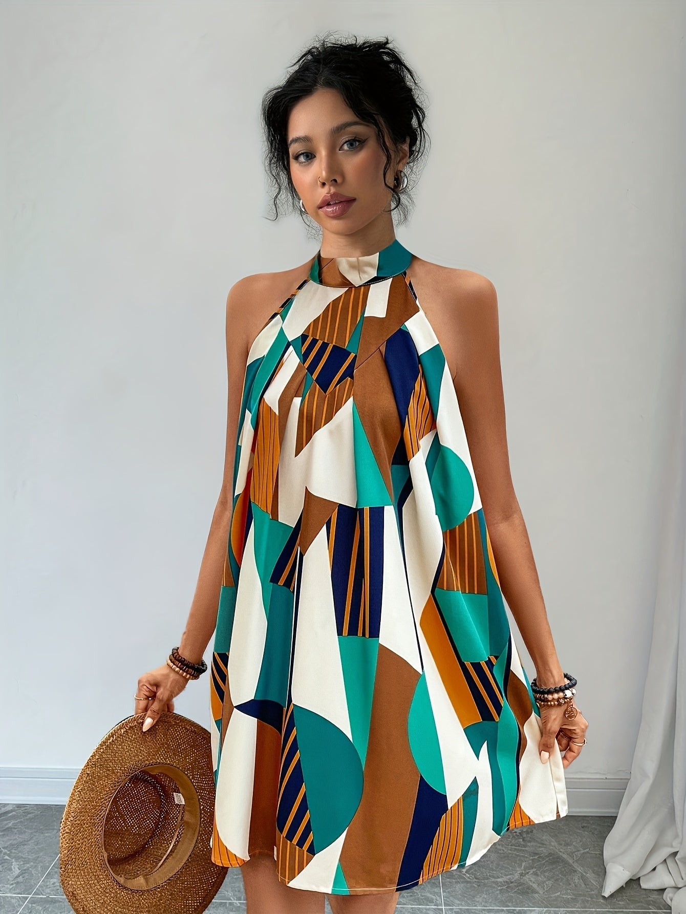 Elegantes geometrisch gemustertes Midikleid mit goldenen Akzenten