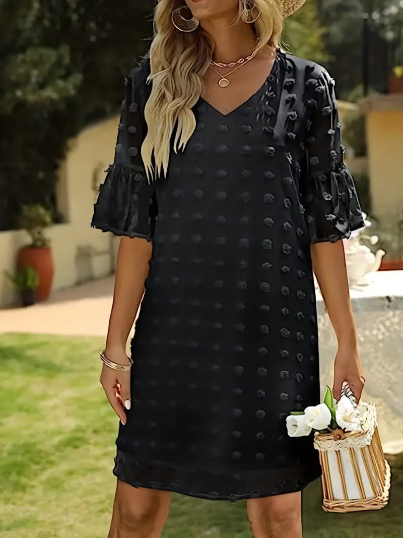 Elegantes, kurzärmliges Swiss Dot-Kleid mit V-Ausschnitt