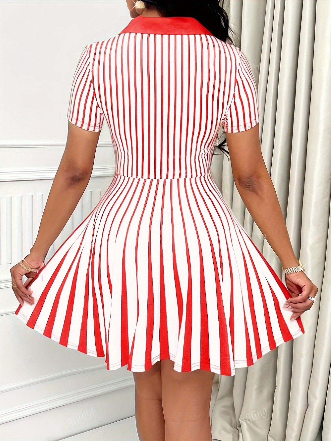 Lässiges elegantes gestreiftes Damenkleid mit Polokragen und kurzen Ärmeln