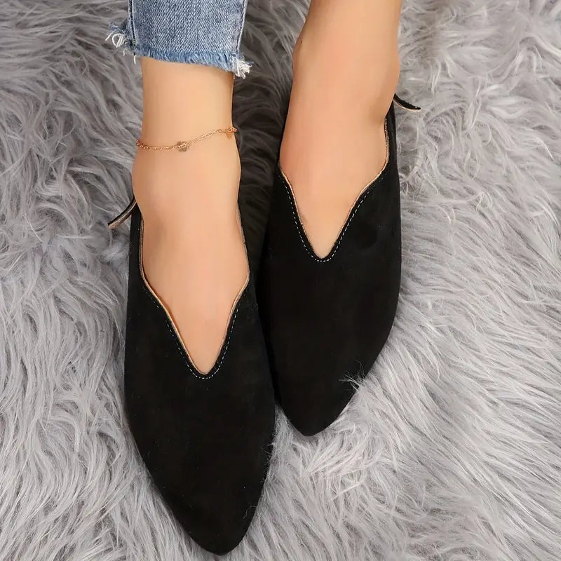 Klassische flache Schuhe mit spitzer Zehenpartie und Schnallenriemen