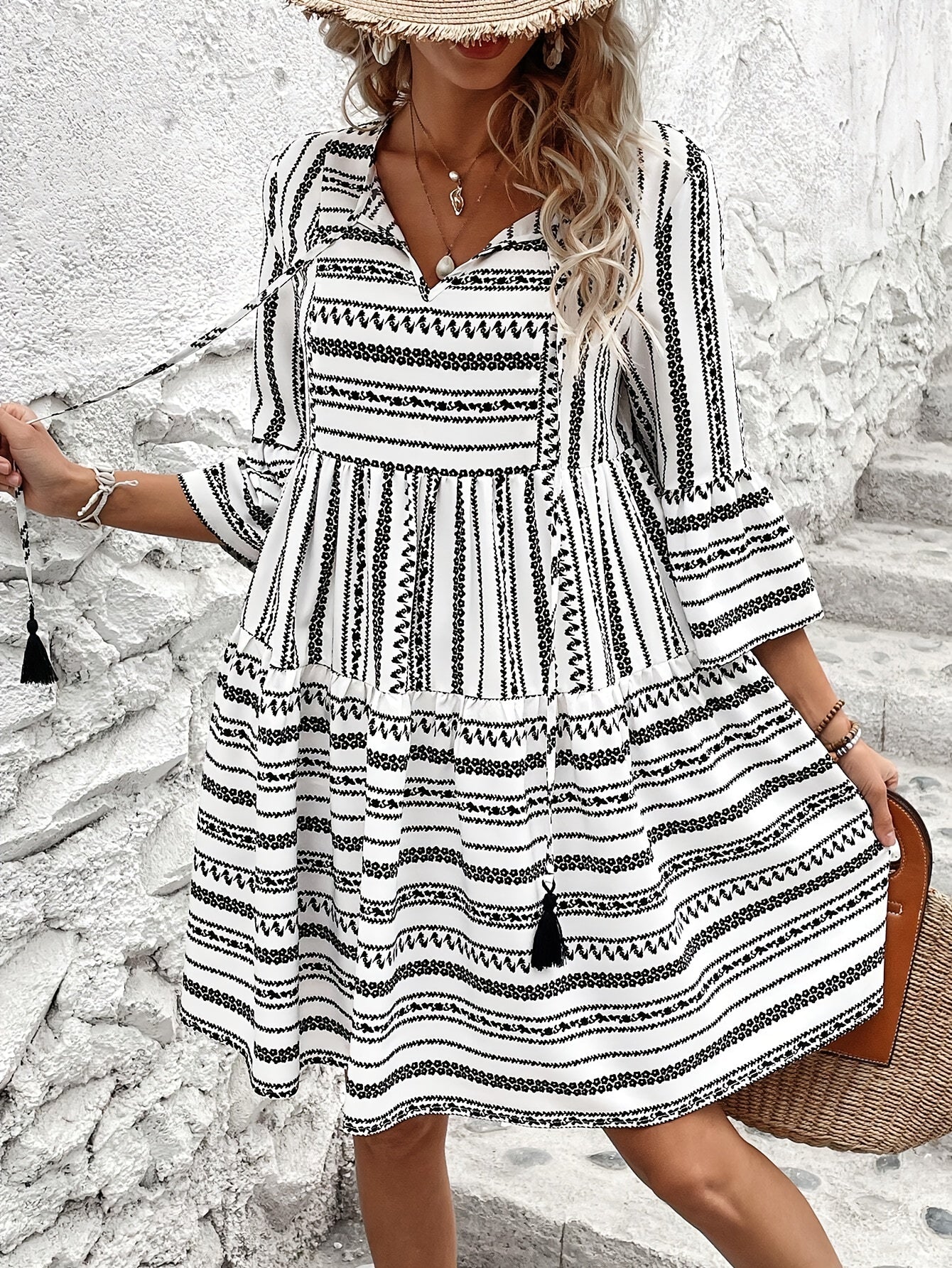 Gestreiftes Sommerkleid – Knielanges A-Linien-Kleid mit V-Ausschnitt & 3/4-Ärmeln