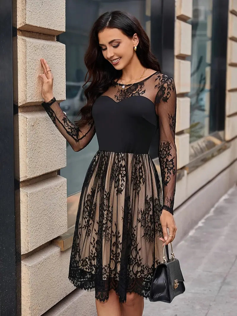 Elegantes Knielanges Kleid mit Spitzeneinsatz und Rundhalsausschnitt