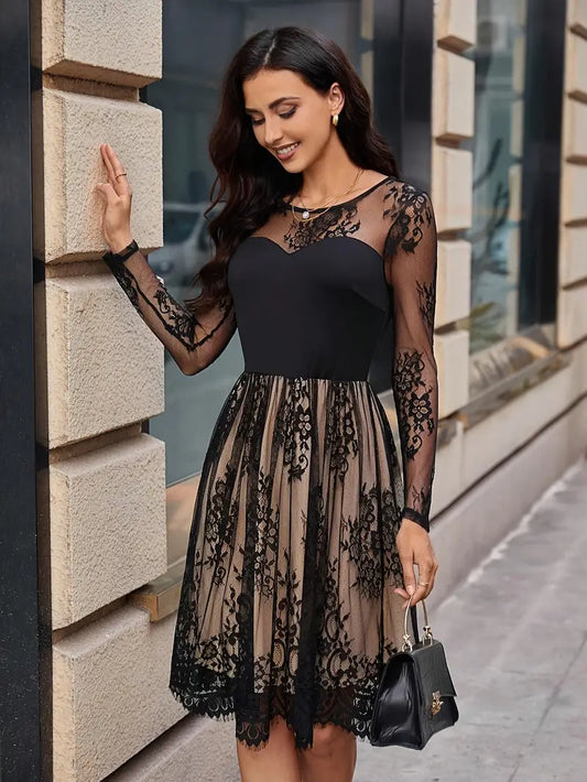 Elegantes Knielanges Kleid mit Spitzeneinsatz und Rundhalsausschnitt