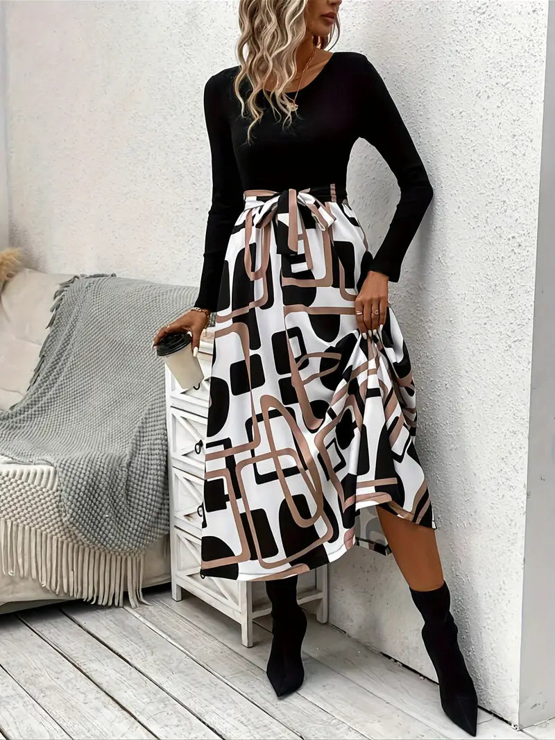 Gürtelkleid mit grafischem Druck und Spleißung